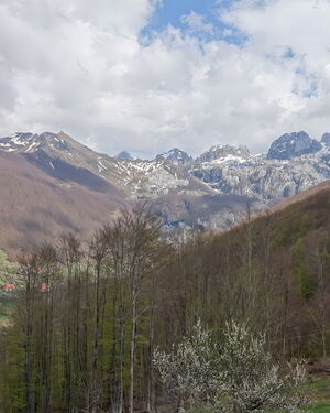 Links im Bild sind die Gipfel Maja e Popadijes und Maja e Vajushës zu sehen